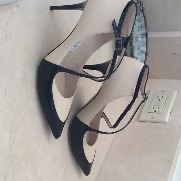 Cream and black patent heels - Picture 4 of 5